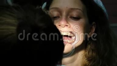 女人正在用口腔内的正畸固定器治疗牙齿。 去看牙医